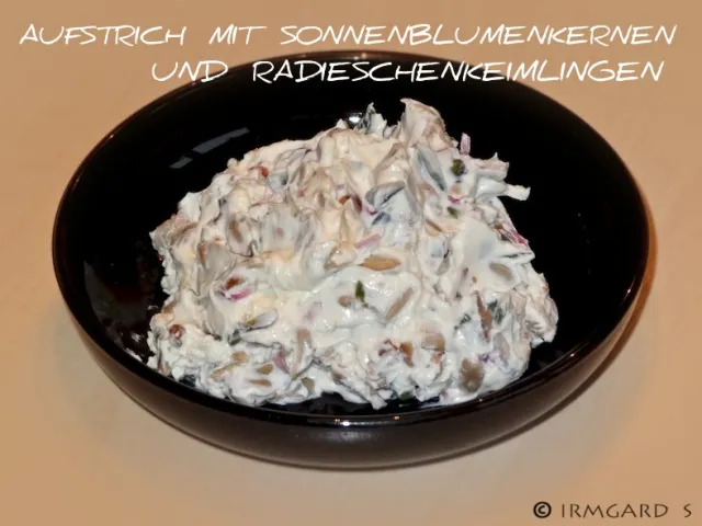 Aufstrich mit Sonnenblumenkernen und Radieschenkeimlingen