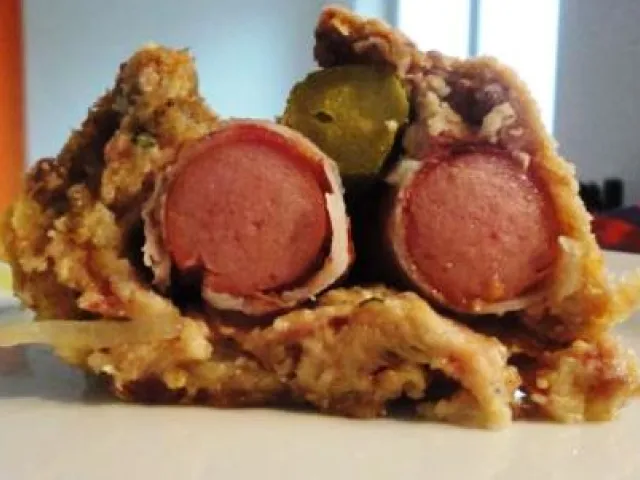 Faschierter Braten, gefüllt mit Frankfurter und Gurkerl