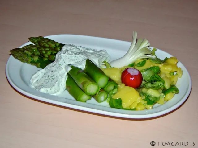 Grünspargel mit Kräuterdip