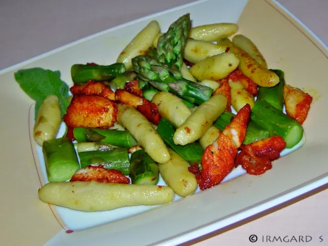 Tilapiafilet mit Grünspargel und Schupfnudeln