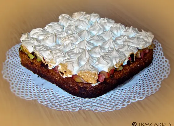 Rhabarberkuchen mit Baiserhaube