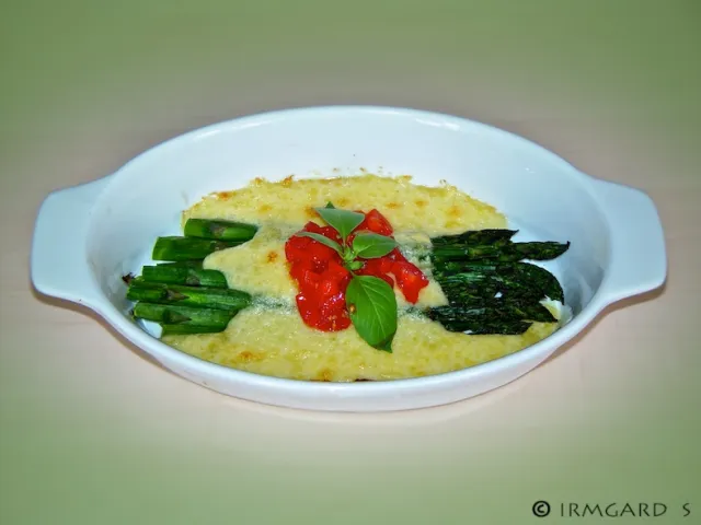 Grüner Spargel mit Mozzarella