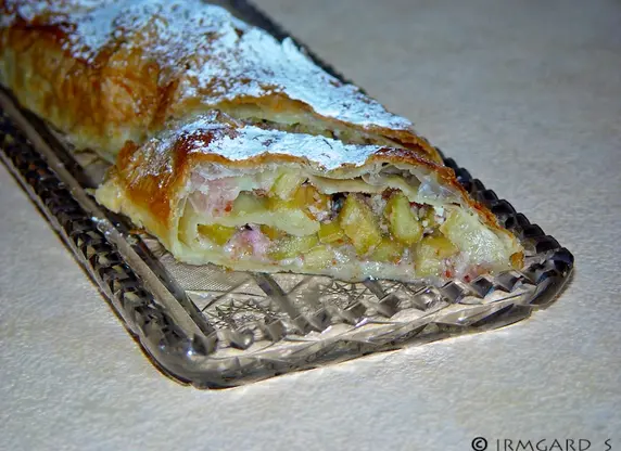 Rhabarber-Blätterteigstrudel