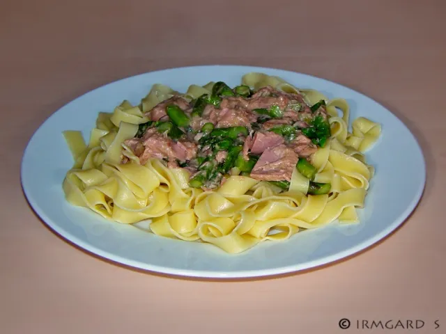 Grünspargel, Thunfisch und Nudeln