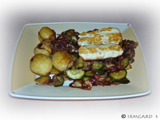 Zucchinigemüse mit gebratenem Halloumi