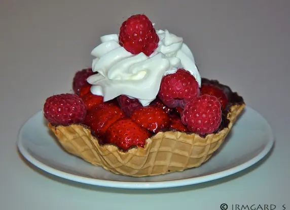 Waffelblüte mit Himbeeren und Erdbeeren