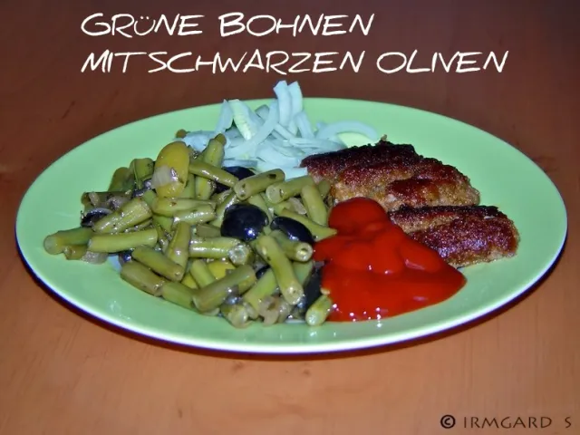 Grüne Bohnen mit schwarzen Oliven