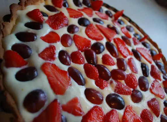 Mürbteigtorte mit Topfen-Oberscreme und Früchten
