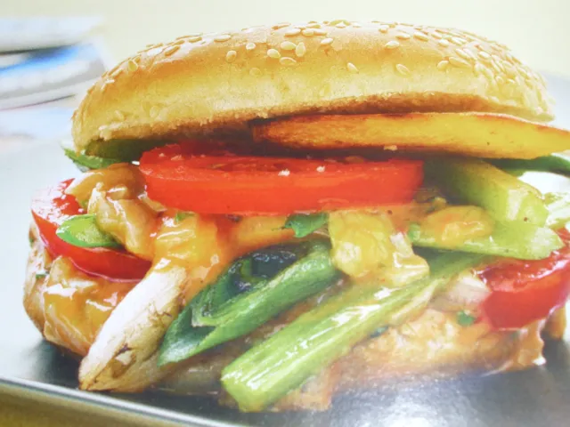 Gemüse Kartoffel Burger mit pikanter Salatsauce