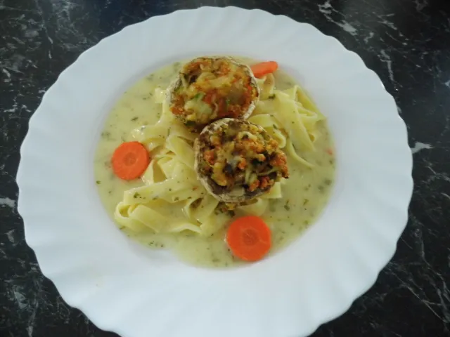 Gefüllte Champignons an Weißweinsoße mit Tagliatelle