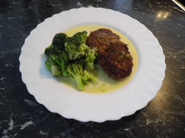 Linsenbratlinge mit Sahnebroccoli