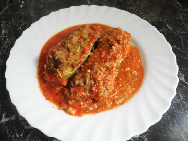 Gefüllte Zuccini mit Tomatensoße