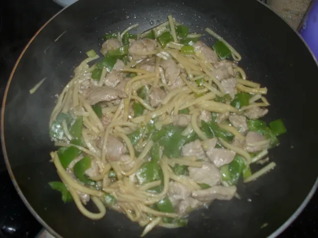 Schweinefleisch mit Paprika und Bambus