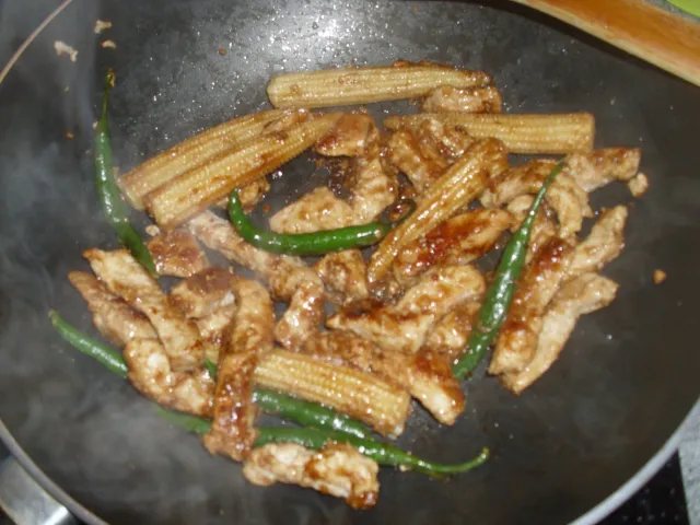 Schweinefleisch gebraten mit Ingwer