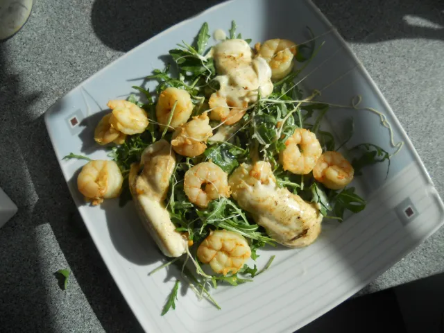 Gebratener Mozzarella auf Ruccolasalat mit Garnelen