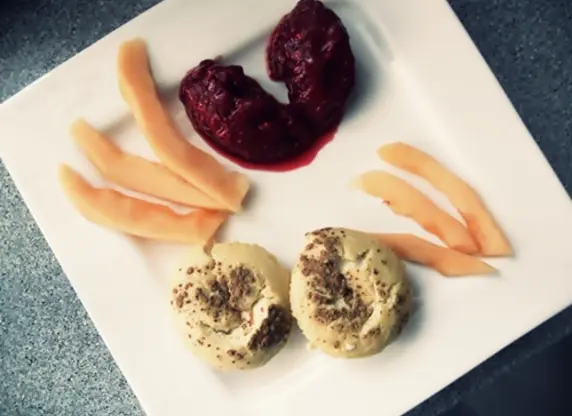 Zuckerfreies Grießküchlein mit zuckerfreien Erdbeersorbet