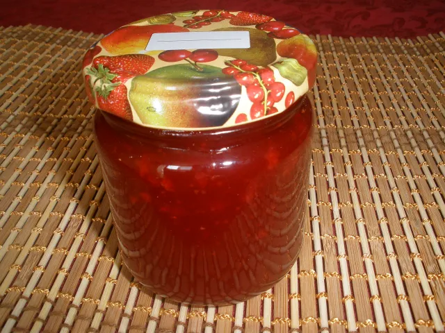 Erdbeermarmelade mit Hollunderblüten 