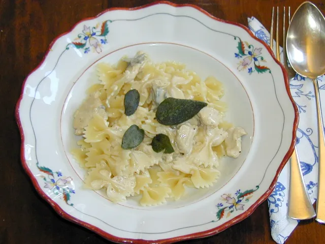 Farfalle mit Huhn und Salbei