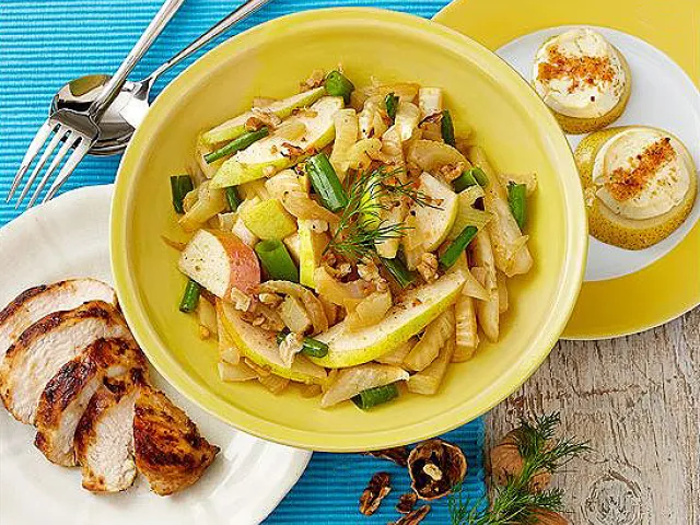 Fenchel-Birnen-Salat mit marinierten Hähnchen