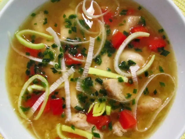 Geflügelsuppe mit roten Linsen