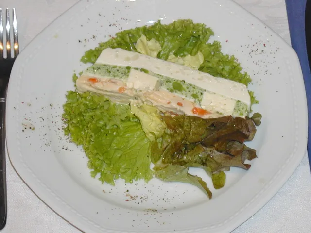 Gemüseterrine mit Schafkäsekern