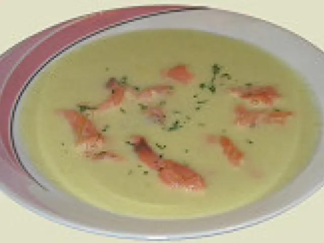 Gurkensuppe mit Räucherlachs