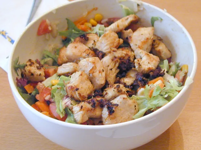 Salat mit Hühnerbruststreifen