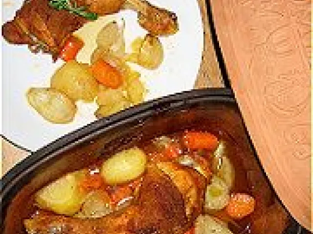 Hühnerkeulen im Tontopf