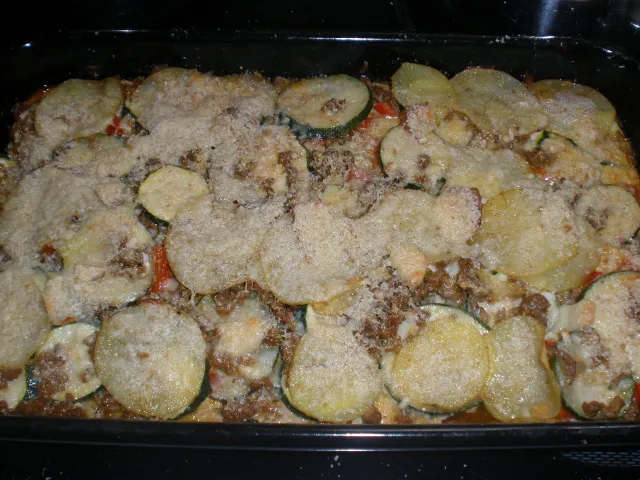 Erdäpfel - Zucchini Auflauf mit Faschiertem