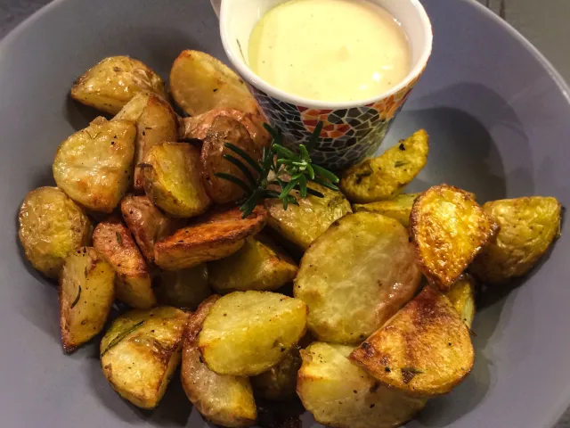 Bratkartoffeln mit Knoblauchmayonnaise 