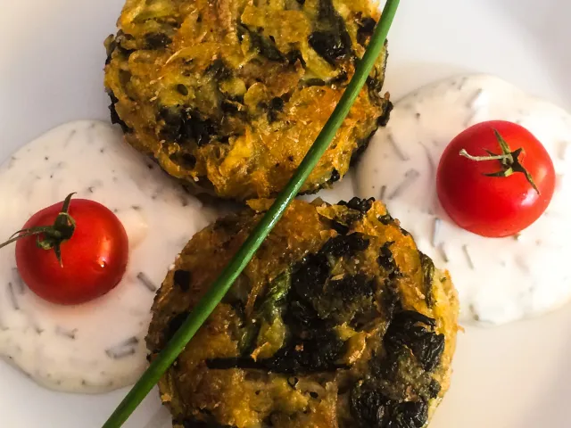 Erdäpfel- Spinat Laibchen mit Schnittlauchdip