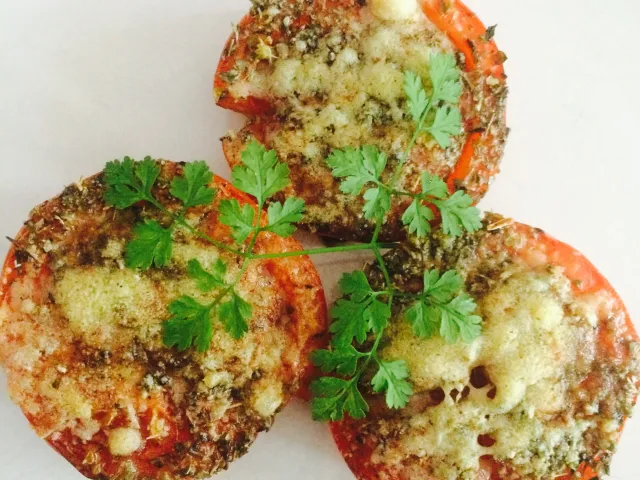 Gegrillte Tomaten mit Parmesan- Häubchen 