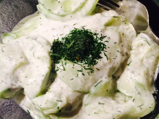 Gurkensalat mit Rahm Dressing 