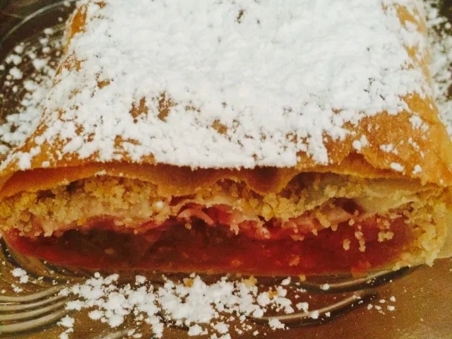 Erdbeer-Rhabarber Strudel