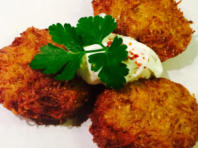 10 Minuten Gemüselaibchen mit Sauerrahm-Dipp