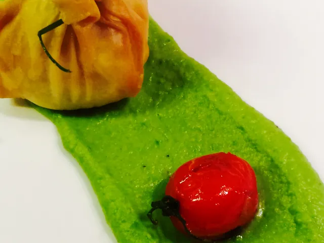 Gemüsesäckchen auf Erbsenpüree