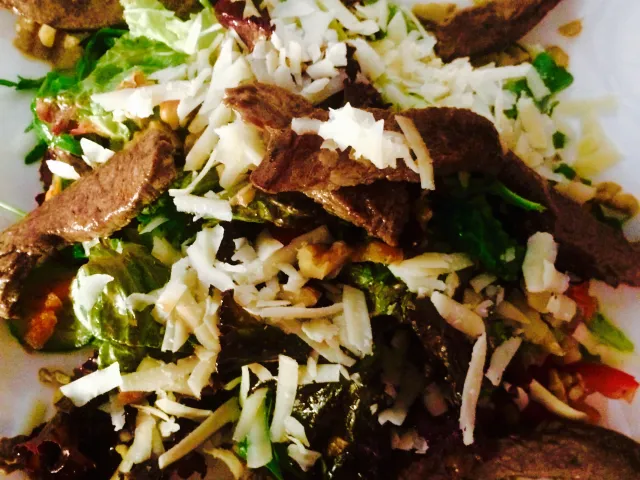 Bunter Salat mit Rinderstreifen