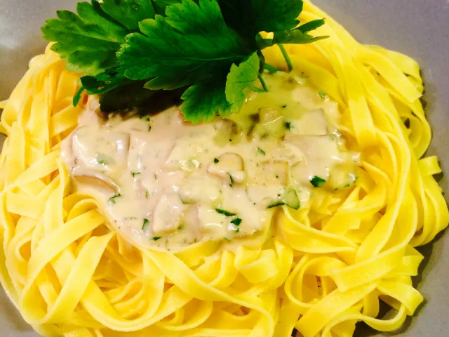 Nudeln mit Champignon-Rahm Sauce 
