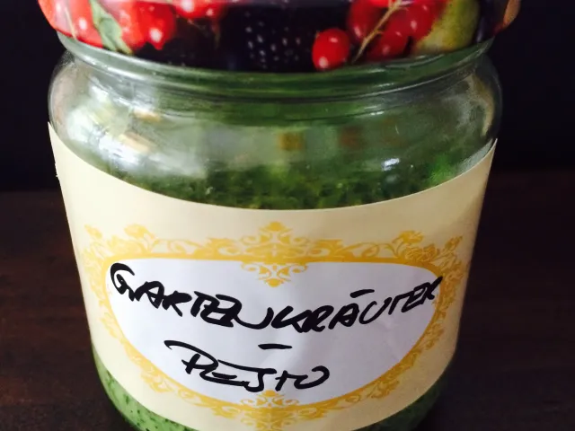 Gartenkräuter Pesto 