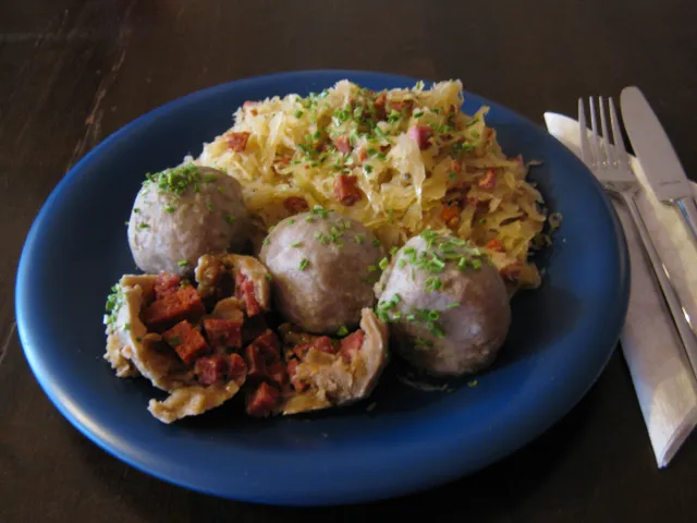Wurstknödel auf süssem Kraut
