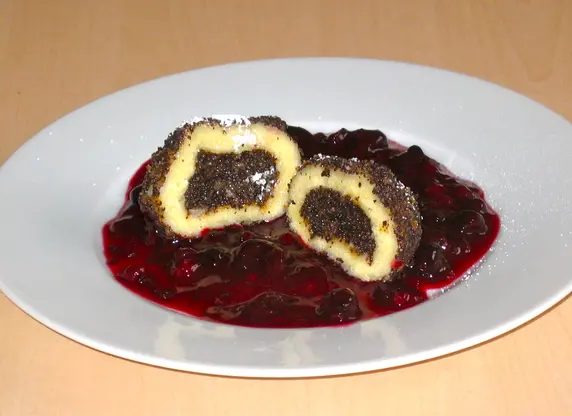 Mohnknödel aus Kartoffelteig
