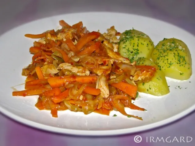 Frühlingszwiebel-Möhren-Pfanne