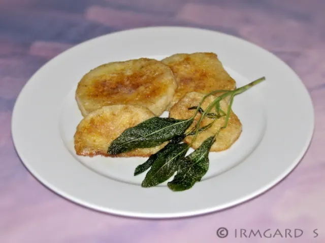 Gebackener Sellerie mit Salbeiblätter