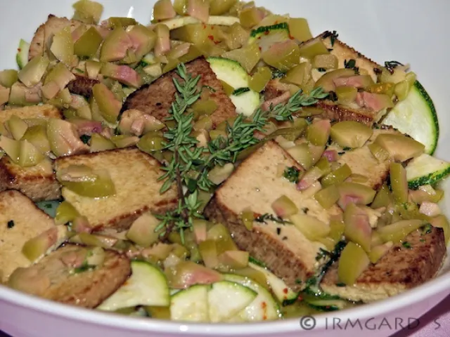 Zucchinisalat mit gebratenem Tofu