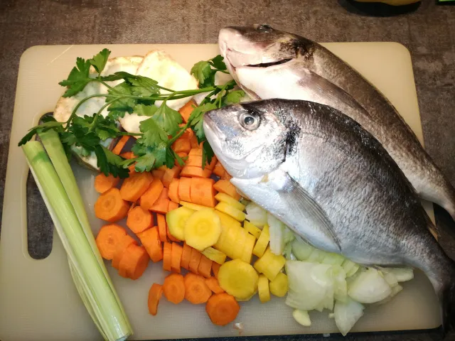 Kräftige Fischsuppe 