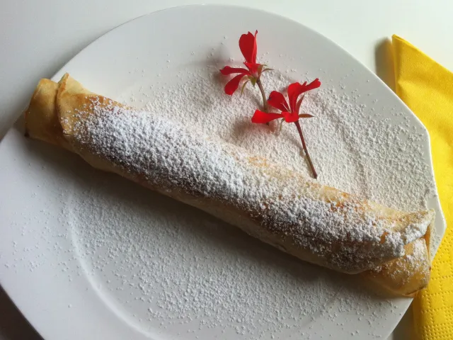 Palatschinken mit Marmelade gefüllt