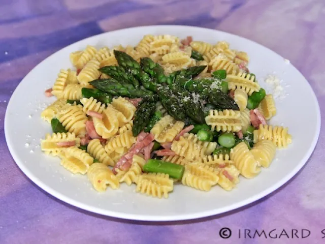 Pasta mit Grünspargel und Schinken