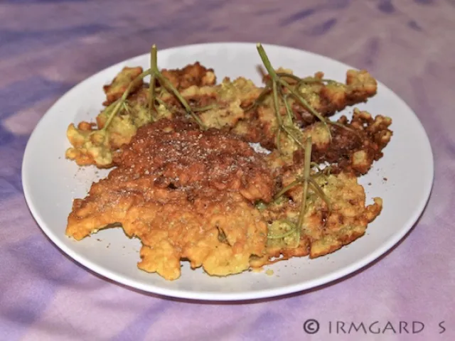 Gebackene Hollerblüten in Weinteig