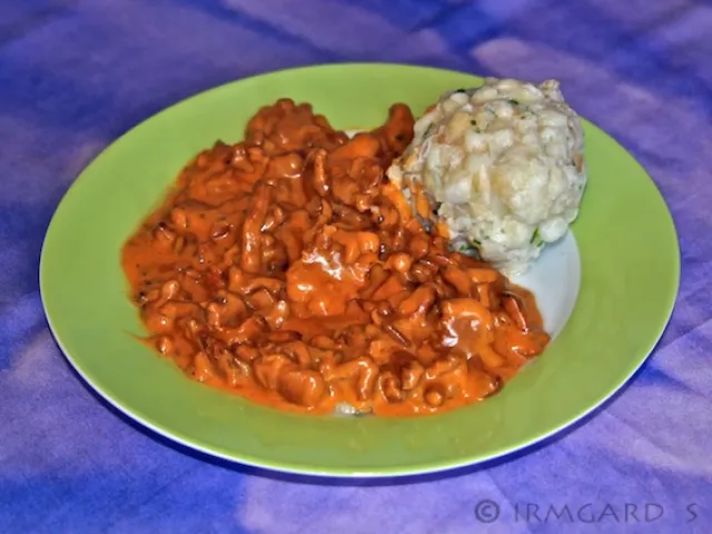 Eierschwammerlgulasch