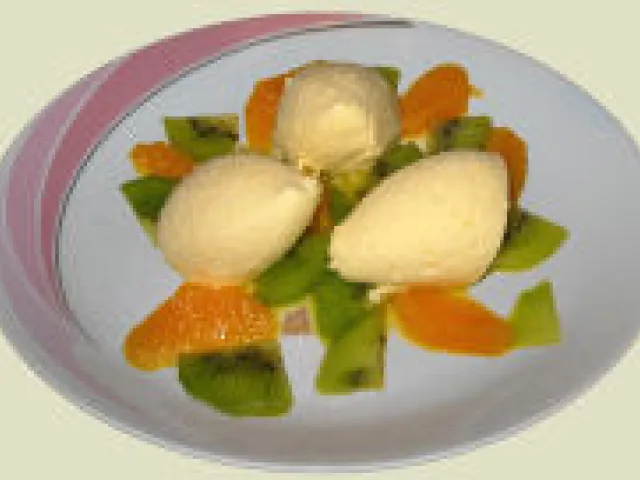 Orangencreme auf marinierten Früchten